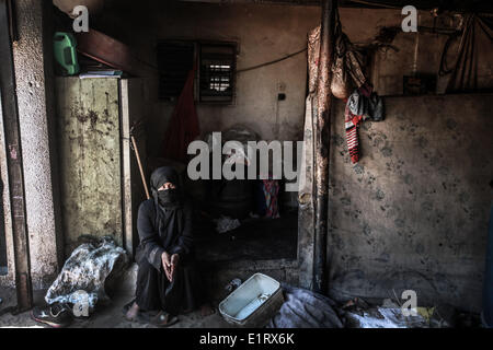 La striscia di Gaza, Territori palestinesi. Il 9 giugno, 2014. Una donna Palestinese all'interno della loro casa. Abu Regla famiglia consiste di 12 persone, la famiglia è uno dei molti nella Striscia di Gaza che vivono in tende. Essi non hanno alcuna fonte di reddito, secondo le relazioni di organizzazioni per i diritti umani che oltre il 70 per cento della popolazione di Gaza vive al di sotto della soglia di povertà, definita ai sensi delle norme internazionali. © Majdi Fathi/NurPhoto/ZUMAPRESS.com/Alamy Live News Foto Stock