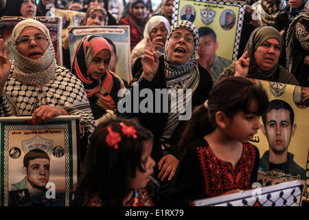 La striscia di Gaza, Territori palestinesi. Il 9 giugno, 2014. Le donne palestinesi assistere ad una protesta settimanale presso l ufficio della Croce Rossa nella città di Gaza, per esprimere solidarietà con i prigionieri palestinesi in sciopero della fame nelle carceri israeliane. A fine marzo, Israele aveva rifiutato di rilasciare come promesso un ultimo gruppo di prigionieri palestinesi e ha annunciato piani per 700 nuovi coloni case, richiedendo i palestinesi per poi cercare di unire 15 convenzioni delle Nazioni Unite. © Majdi Fathi/NurPhoto/ZUMAPRESS.com/Alamy Live News Foto Stock