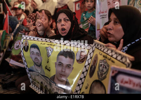 La striscia di Gaza, Territori palestinesi. Il 9 giugno, 2014. Le donne palestinesi assistere ad una protesta settimanale presso l ufficio della Croce Rossa nella città di Gaza, per esprimere solidarietà con i prigionieri palestinesi in sciopero della fame nelle carceri israeliane. A fine marzo, Israele aveva rifiutato di rilasciare come promesso un ultimo gruppo di prigionieri palestinesi e ha annunciato piani per 700 nuovi coloni case, richiedendo i palestinesi per poi cercare di unire 15 convenzioni delle Nazioni Unite. © Majdi Fathi/NurPhoto/ZUMAPRESS.com/Alamy Live News Foto Stock