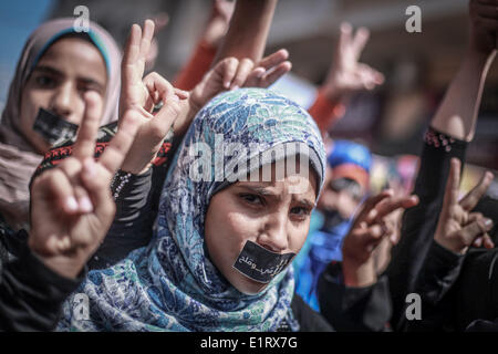 La striscia di Gaza, Territori palestinesi. Il 9 giugno, 2014. Le donne palestinesi assistere ad una protesta settimanale presso l ufficio della Croce Rossa nella città di Gaza, per esprimere solidarietà con i prigionieri palestinesi in sciopero della fame nelle carceri israeliane. A fine marzo, Israele aveva rifiutato di rilasciare come promesso un ultimo gruppo di prigionieri palestinesi e ha annunciato piani per 700 nuovi coloni case, richiedendo i palestinesi per poi cercare di unire 15 convenzioni delle Nazioni Unite. © Majdi Fathi/NurPhoto/ZUMAPRESS.com/Alamy Live News Foto Stock