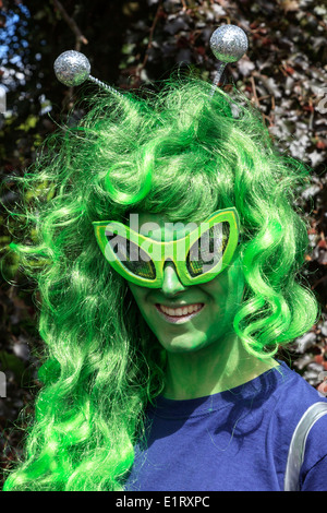 Street performer at West End Street Festival e Mardi Gras, Glasgow, Scotland, Regno Unito Foto Stock