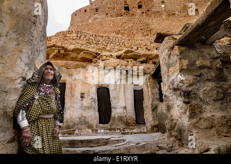 Un riff donna di fronte a sua casa tradizionale Foto Stock