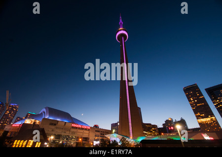 TORONTO, Canada - 31 Maggio 2014: Vista della CN Tower e il Rogers Centre, aperto nel 1989 come casa di Toronto Blue Jays Foto Stock