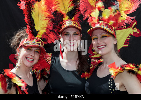 tre donna nel brasiliano samba carnevale costume con colorato piume piume ,brasiliano  carnevale ,generativo ai 30604705 Stock Photo su Vecteezy