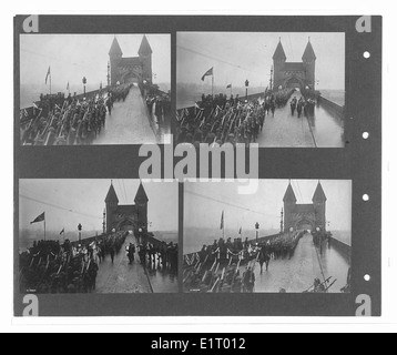 Questa immagine, tratta dal volume 4 del Canadian War Memorials Fund di fotografia ufficiale di guerra, presenta unità come il 15th Sikh e il 39th Garhwalis in azione a Estaire la Bassée Road durante la prima guerra mondiale. Foto Stock