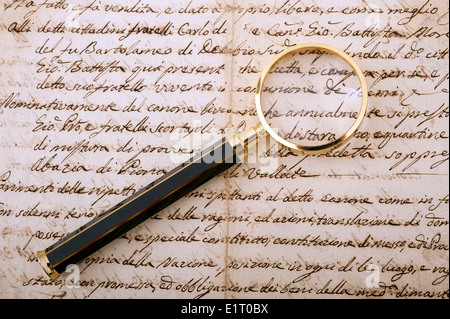 Lente di ingrandimento su un vecchio lettera manoscritta Foto Stock