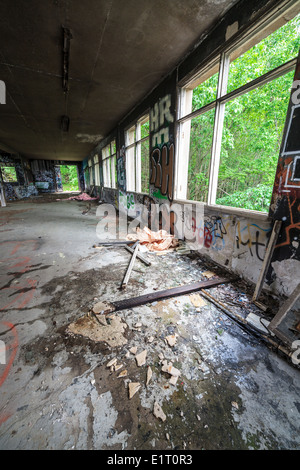 Fabbrica abbandonata hall e windows Foto Stock