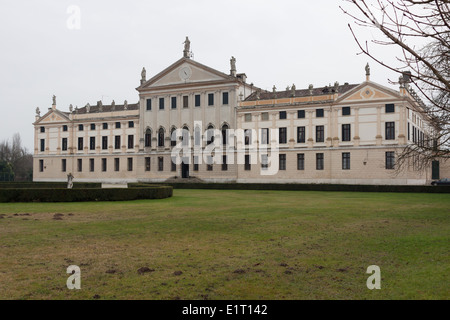 La bella villa della nobile famiglia Pisani si trova lungo la Riviera del Brenta, Foto Stock