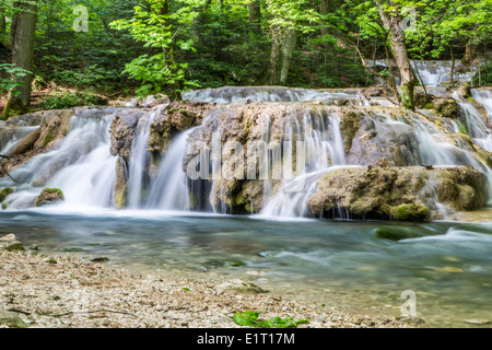 Piccola cascata sul fiume Foto Stock