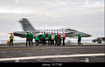 Un US Navy E/A-18G Growler Attacco Elettronico aeromobile lancia dal ponte di volo della portaerei USS George Washington Giugno 8, 2014 al largo di Okinawa, in Giappone. Foto Stock