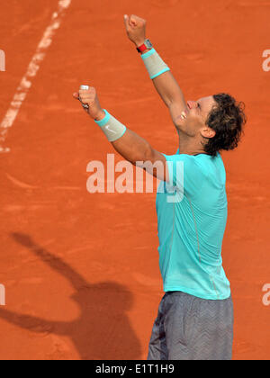 Roland Garros di Parigi, Francia. Il giorno 08 Giugno, 2014. Rafael Nadal festeggia dopo aver vinto il suo finals match contro la Serbia il Novak Djokovic e sostenendo l'uomo sceglie il titolo per la nona volta all'aperto francese 2014, giocato a Stade Roland Garros di Parigi Francia © Azione Sport Plus/Alamy Live News Foto Stock