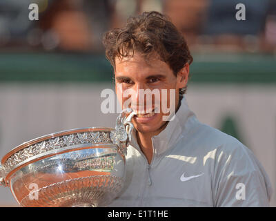 Roland Garros di Parigi, Francia. Il giorno 08 Giugno, 2014. Rafael Nadal di Spagna pone con la coppa dopo aver sconfitto la Serbia il Novak Djokovic la rivendicazione degli uomini singles titolo all'aperto francese 2014, giocato a Stade Roland Garros di Parigi Francia © Azione Sport Plus/Alamy Live News Foto Stock