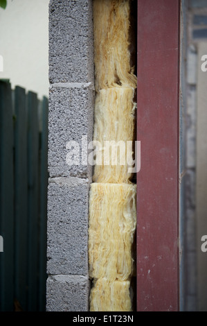 Lavori di costruzione in cavità di estensione di isolamento a parete in acciaio con trave di rinforzo Foto Stock