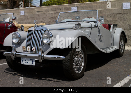 1954 mg TF British auto d'epoca, sul visualizzatore in corrispondenza di una vettura inglese mostra in Santa Ana California Foto Stock