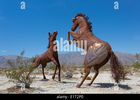 Sculture di metallo creato da Ricardo Breceda nel deserto Anza-Borrego, California Foto Stock