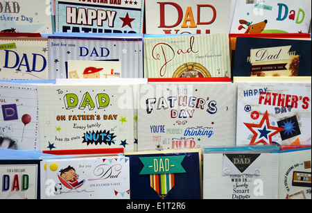 Padri giorno carte sul display in store Foto Stock