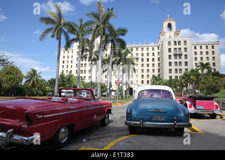 Classic Cars, oldtimers, di fronte al famoso Hotel Nacional, all Avana, Cuba Foto Stock