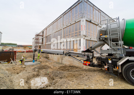 Calcestruzzo carrello con sistema di trasporto a nastro come usato in Copenhagen, Danimarca Foto Stock