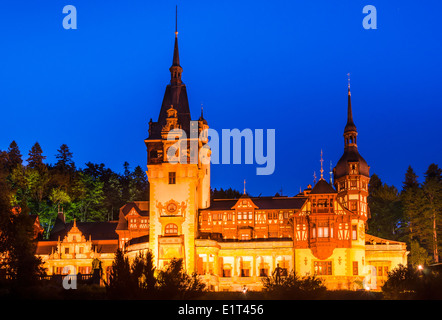 Il Castello di Peles, in stile gotico tedesco con facciata neorinascimentale. Carpazi, Romania Foto Stock