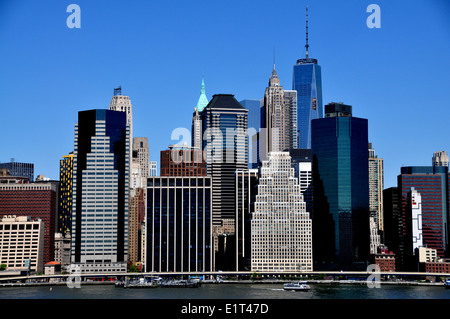 NYC: Vista di Lower Manhattan grattacieli in area di Wall Street vista dalla passeggiata a Brooklyn Heights Foto Stock