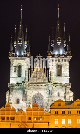 Uno dei simboli di Praga, la Chiesa di Nostra Signora di Tyn, con facciata gotica e 80 metri torri Foto Stock
