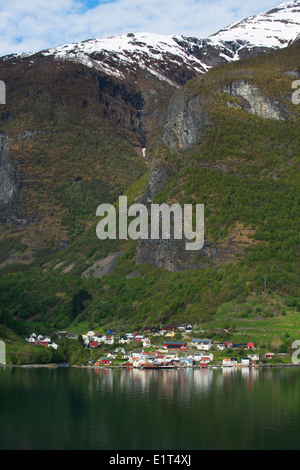 Villaggio sul bordo del Aurlandsfjord in primavera, off Sognefjord, Norvegia Foto Stock