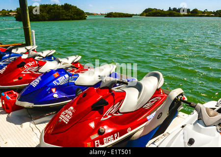 Ormeggiate e colorato jet skis in affitto sono pronti a scivolare attraverso il blu-verde acqua in questo imbarcazioni da diporto e lo stile di vita di Southwest Florida, Stati Uniti d'America Foto Stock