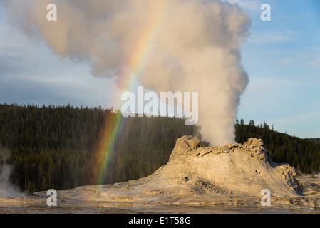 Un bellissimo arcobaleno formato durante una eruzione del Castle Geyser. Parco Nazionale di Yellowstone, Wyoming negli Stati Uniti. Foto Stock