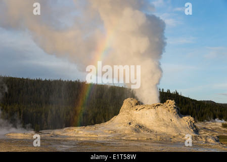 Un bellissimo arcobaleno formato durante una eruzione del Castle Geyser. Parco Nazionale di Yellowstone, Wyoming negli Stati Uniti. Foto Stock