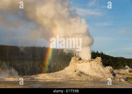 Un bellissimo arcobaleno formato durante una eruzione del Castle Geyser. Parco Nazionale di Yellowstone, Wyoming negli Stati Uniti. Foto Stock