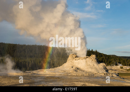 Un bellissimo arcobaleno formato durante una eruzione del Castle Geyser. Parco Nazionale di Yellowstone, Wyoming negli Stati Uniti. Foto Stock