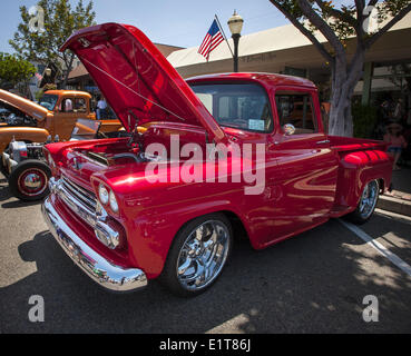 San Clemente, California, Stati Uniti d'America. 8 Giugno, 2014. Un rosso ciliegia tardi anni cinquanta la Chevrolet passo raccoglitore lato carrello con ruote mag. Xix annuale di 2014 San Clemente Car Show dotato del nuovo e vecchio classico e esotici automobili e camion ha assunto il centro lungo Avenida del Mar, domenica 8 giugno, 2014. L'evento di una giornata porta auto collezionisti e appassionati da tutta la California del sud. Credito: David Bro/ZUMAPRESS.com/Alamy Live News Foto Stock