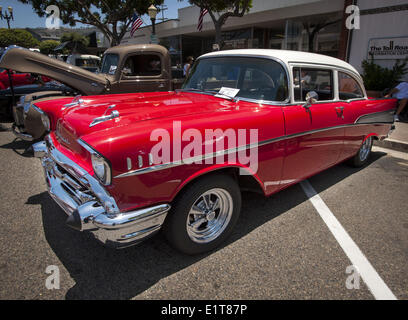 San Clemente, California, Stati Uniti d'America. 8 Giugno, 2014. Un classico del 1950 red Chevrolet Bel Air coupe con ruote mag. Xix annuale di 2014 San Clemente Car Show dotato del nuovo e vecchio classico e esotici automobili e camion ha assunto il centro lungo Avenida del Mar, domenica 8 giugno, 2014. L'evento di una giornata porta auto collezionisti e appassionati da tutta la California del sud. Credito: David Bro/ZUMAPRESS.com/Alamy Live News Foto Stock