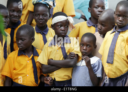 La scuola dei bambini in una nuova costruzione ONG finanziati scuola nel loro villaggio nel distretto di Lira del nord Uganda. Foto Stock