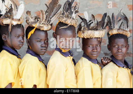 La scuola dei bambini in una nuova costruzione ONG finanziati scuola nel loro villaggio nel distretto di Lira del nord Uganda. Foto Stock