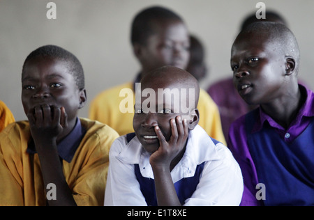 La scuola dei bambini in una nuova costruzione ONG finanziati scuola nel loro villaggio nel distretto di Lira del nord Uganda. Foto Stock