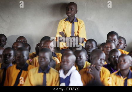 La scuola dei bambini in una nuova costruzione ONG finanziati scuola nel loro villaggio nel distretto di Lira del nord Uganda. Foto Stock