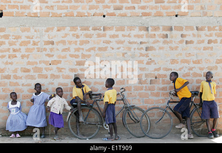 La scuola dei bambini in una nuova costruzione ONG finanziati scuola nel loro villaggio nel distretto di Lira del nord Uganda. Foto Stock