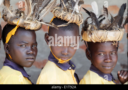 La scuola dei bambini in una nuova costruzione ONG finanziati scuola nel loro villaggio nel distretto di Lira del nord Uganda. Foto Stock