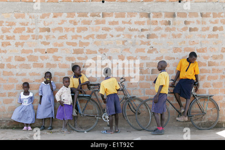 La scuola dei bambini in una nuova costruzione ONG finanziati scuola nel loro villaggio nel distretto di Lira del nord Uganda. Foto Stock