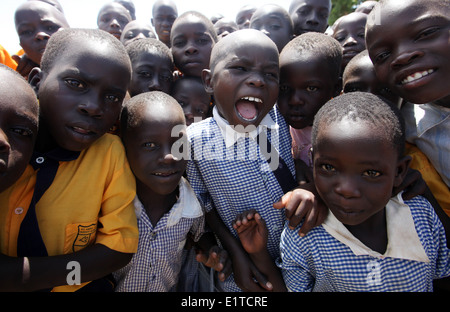 La scuola dei bambini in una nuova costruzione ONG finanziati scuola nel loro villaggio nel distretto di Lira del nord Uganda. Foto Stock