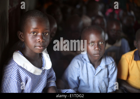 La scuola dei bambini in una nuova costruzione ONG finanziati scuola nel loro villaggio nel distretto di Lira del nord Uganda. Foto Stock