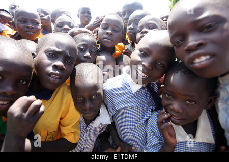 La scuola dei bambini in una nuova costruzione ONG finanziati scuola nel loro villaggio nel distretto di Lira del nord Uganda. Foto Stock