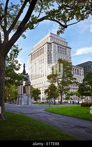 Sun Life Building come si vede dalla Place du Canada nel centro cittadino di Montreal, Quebec, Canada. Foto Stock