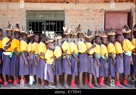 La scuola dei bambini in una nuova costruzione ONG finanziati scuola nel loro villaggio nel distretto di Lira del nord Uganda. Foto Stock