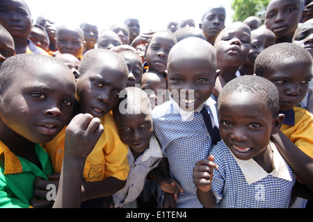 La scuola dei bambini in una nuova costruzione ONG finanziati scuola nel loro villaggio nel distretto di Lira del nord Uganda. Foto Stock