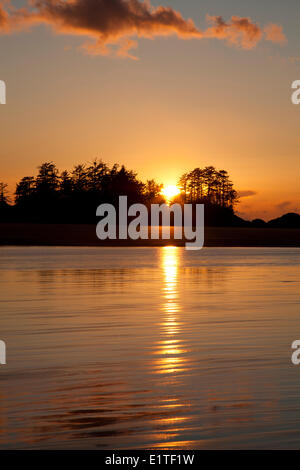 Nuvole sopra Chesterman's Beach Frank's isola vicino a Tofino British Columbia Canada sull'Isola di Vancouver in Clayoquot Sound Foto Stock