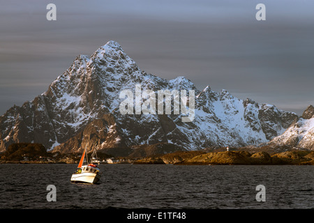 In barca a vela al tramonto Isole Lofoten in Norvegia del nord della Scandinavia Foto Stock