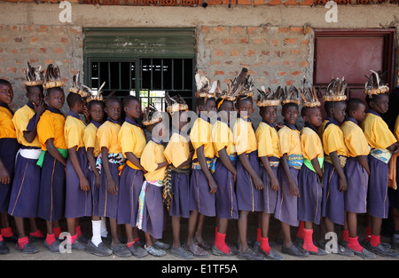 La scuola dei bambini in una nuova costruzione ONG finanziati scuola nel loro villaggio nel distretto di Lira del nord Uganda. Foto Stock