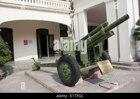 Un museo del Vietnam la storia militare con camere piene di fotografie e documenti. I motivi includono catturato veicoli da guerra. Foto Stock